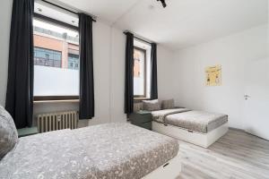 1 dormitorio con 2 camas y ventana en 90m2 für bis zu 12 Personen - München Innenstadt, en Múnich