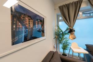 een woonkamer met een grote foto aan de muur bij Apartment 2 Hamburg Winterhude in Hamburg