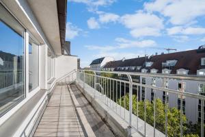 balcone con vista sulla città di Munich Gem - 2 Bedroom Alpine View Tranquility a Monaco