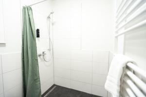 Bilik mandi di Living in Hamburg City Center +9 gambar