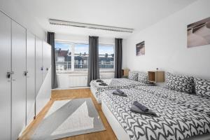 una camera con letto, divano e finestra di Munich Gem - 2 Bedroom Alpine View Tranquility a Monaco