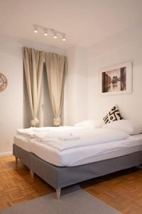 ein großes Bett in einem Zimmer mit Fenster in der Unterkunft Living in Hamburg City Center in Hamburg