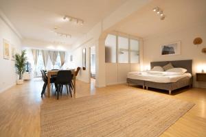 Schlafzimmer mit einem Bett, einem Tisch und Stühlen in der Unterkunft Hamburg City Center Apartment in Hamburg