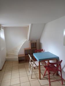 una mesa y sillas en una habitación con escalera en Liuis en Bad Ischl