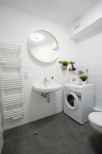 uma casa de banho branca com uma máquina de lavar roupa e um lavatório em Studio for 4 Guests in Hamburg Rotherbaum em Hamburgo