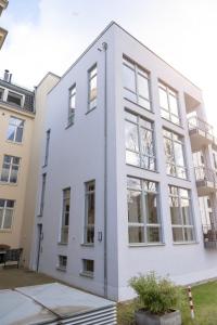 Spacious 3-bedroom apartment near Eilbekpark في هامبورغ: مبنى أبيض مع نوافذ كبيرة