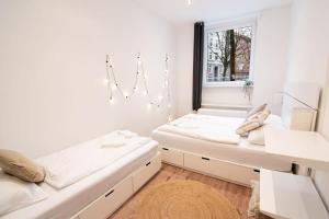 Zimmer mit 2 Betten und einem Fenster in der Unterkunft Great Three Bedroom Apartment in Hamburg