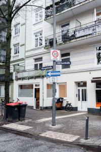 ein Straßenschild an einer Stange vor einem Gebäude in der Unterkunft Great Three Bedroom Apartment in Hamburg