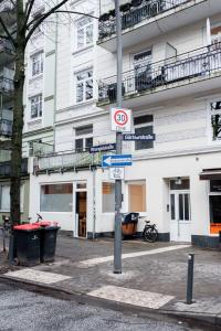 una señal de calle en un poste frente a un edificio en Great Three Bedroom Apartment, en Hamburgo