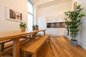 una cocina con una mesa de madera y plantas. en Großzügige Wohnung in der Nähe vom Quartierpark, en Hamburgo