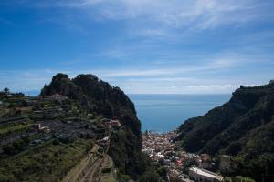vistas a una ciudad en una montaña en Donna Luisa Suites 19 Amalfi view - free parking, en Pontone