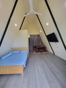 Postel nebo postele na pokoji v ubytování Homestay Á Âu Family