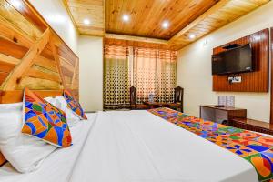 En eller flere senge i et værelse på FabHotel Mayra Grand
