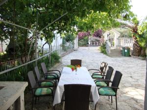 Um restaurante ou outro lugar para comer em Apartments Antonela with seavies