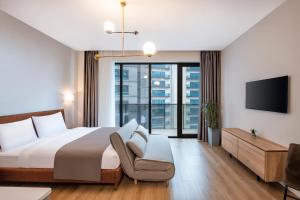Postel nebo postele na pokoji v ubytování STEPS Batumi Hotel & Suites