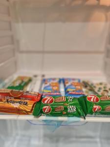 a shelf filled with lots of different types of toothpaste at بيت الجود للأجنحة المفروشة in Sīdī Ḩamzah