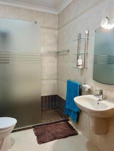 y baño con ducha, aseo y lavamanos. en 2 Bedroom Apartment - 5 mins from the sea en St. Paul's Bay