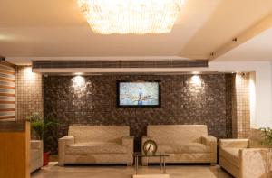TV a/nebo společenská místnost v ubytování Mayur Hotel