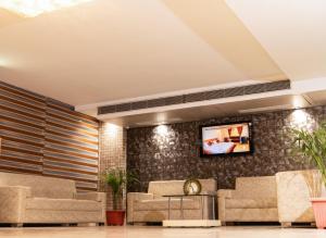 TV a/nebo společenská místnost v ubytování Mayur Hotel