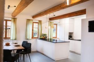 Kuchyň nebo kuchyňský kout v ubytování Traumhaftes Chalet mit Sauna und Whirlpool Refugium am Rehberg