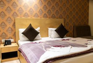 Postel nebo postele na pokoji v ubytování Mayur Hotel