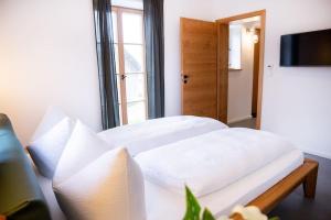 Postel nebo postele na pokoji v ubytování Traumhaftes Chalet mit Sauna und Whirlpool Refugium am Rehberg