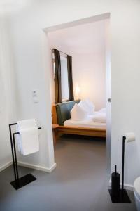 Postel nebo postele na pokoji v ubytování Traumhaftes Chalet mit Sauna und Whirlpool Refugium am Rehberg