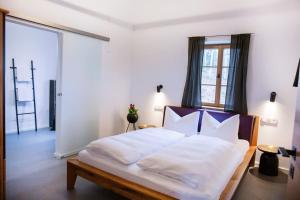 Postel nebo postele na pokoji v ubytování Traumhaftes Chalet mit Sauna und Whirlpool Refugium am Rehberg