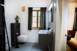 Koupelna v ubytování Traumhaftes Chalet mit Sauna und Whirlpool Refugium am Rehberg