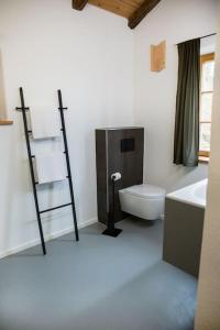 Postel nebo postele na pokoji v ubytování Traumhaftes Chalet mit Sauna und Whirlpool Refugium am Rehberg