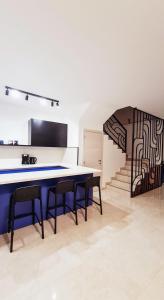 een keuken met een tafel en stoelen en een trap bij Villa Minerva Zadar in Murvica