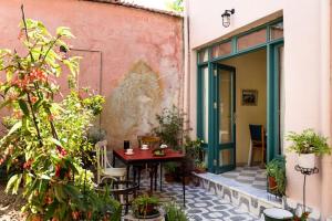 En terrasse eller udendørsområde på Ayvalık merkezde bahçe kullanımlı daire