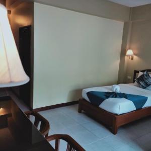 Postel nebo postele na pokoji v ubytování Lalisa Hotel Aonang