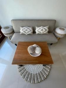 チャングーにあるVilla Floraのソファとコーヒーテーブルのあるリビングルーム +24枚の写真