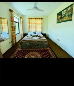Un ou plusieurs lits dans un hébergement de l'établissement Hunza Hilton Hotel Gilget Baltestan