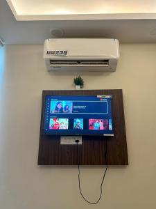 TV de pantalla plana en la pared con aire acondicionado en Stylish Stay by Good Vibes Studio, en Zirakpur