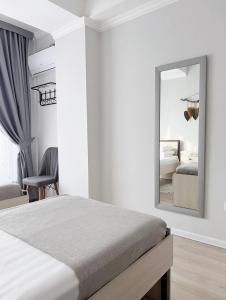 Ένα ή περισσότερα κρεβάτια σε δωμάτιο στο Compass Hostel