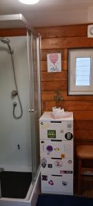 einen Kühlschrank in einem Zimmer mit einer Wand in der Unterkunft Le Petit Cavron in Cavron-Saint-Martin