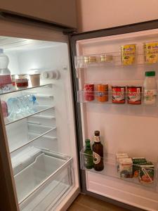 un frigorifero aperto pieno di cibo e bevande di Casa Di Luce a Montesilvano