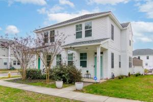 uma casa branca com uma porta verde em Penny Lane Park Circle 15m dwtn CHS em Charleston
