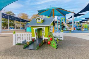 uma pequena estrutura de jogos num parque infantil em Penny Lane Park Circle 15m dwtn CHS em Charleston