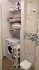 una lavanderia con lavatrice e asciugatrice di Casa Di Luce a Montesilvano