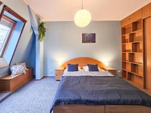 una camera da letto con un grande letto con pareti blu di visit baltic - Dom Łabędź a Świnoujście