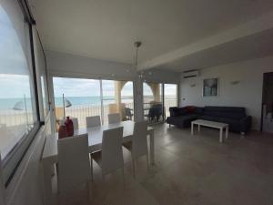 salon z widokiem na ocean w obiekcie CARNON - T4 1ére ligne w mieście Mauguio
