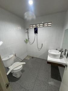 y baño con ducha, aseo y lavamanos. en Lalisa Hotel Aonang, en Ao Nang Beach