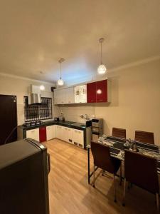 una cucina con un tavolo e sedie in una stanza di GSquare Serviced Appartment a Burhānilkantha Altre 7 foto