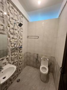 un bagno con un water e un lavandino di GSquare Serviced Appartment a Burhānilkantha