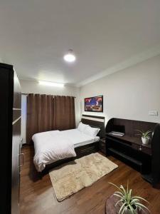 una camera da letto con un letto, una scrivania e un tavolo di GSquare Serviced Appartment a Burhānilkantha