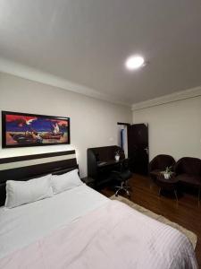 una camera da letto con un letto, una scrivania e una sedia di GSquare Serviced Appartment a Burhānilkantha