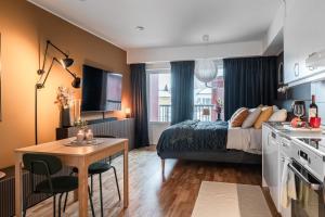 Cet appartement comprend une chambre avec un lit et une table ainsi qu'une cuisine. dans l'établissement Elite Studio - Work & Rest, à Piteå